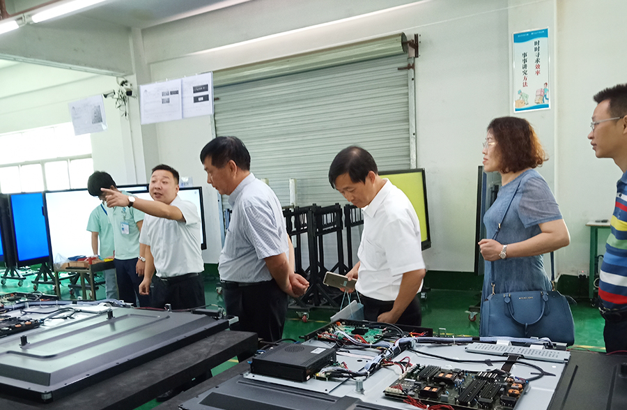 秉承教育精神，共创发展 --桂深两地教育装备协会专家莅临海角社区下载教学参观和指导